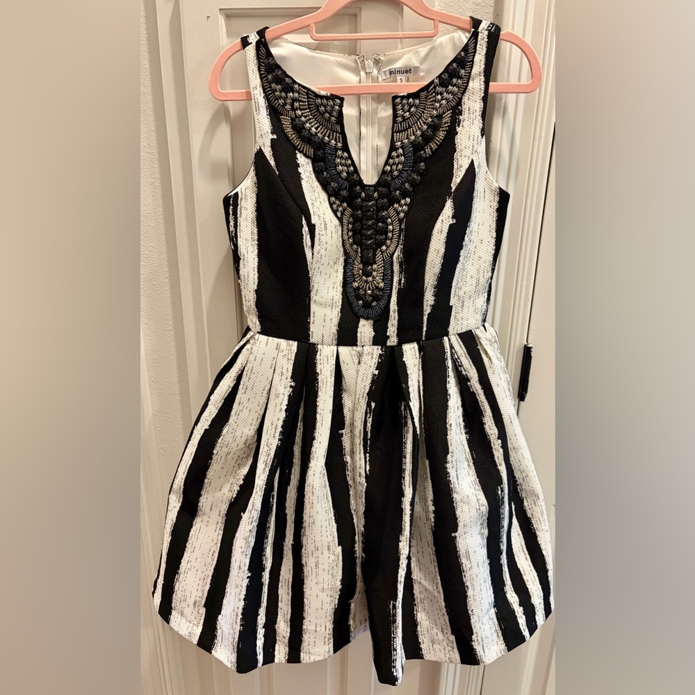 MINUET Sleeveless Black/White Striped Fit/Flare Embellished Neckline - POCKETS!!